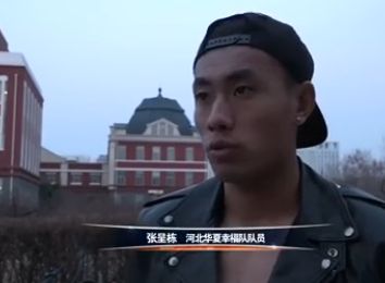 第31分钟，切尔西前场打出配合，里斯-詹姆斯接到帕尔默的分球，随即倒三角传球，跟进的恩佐爆射被波普扑出。